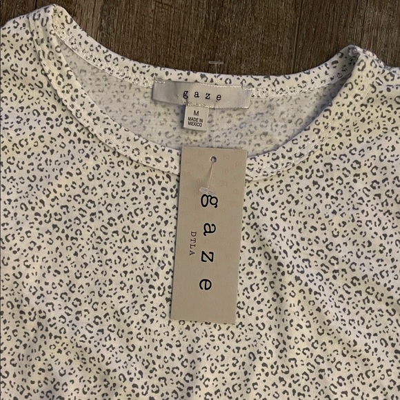 Gaze White Short Sleeve Top with Delicate Pattern - Picture 2 of 2